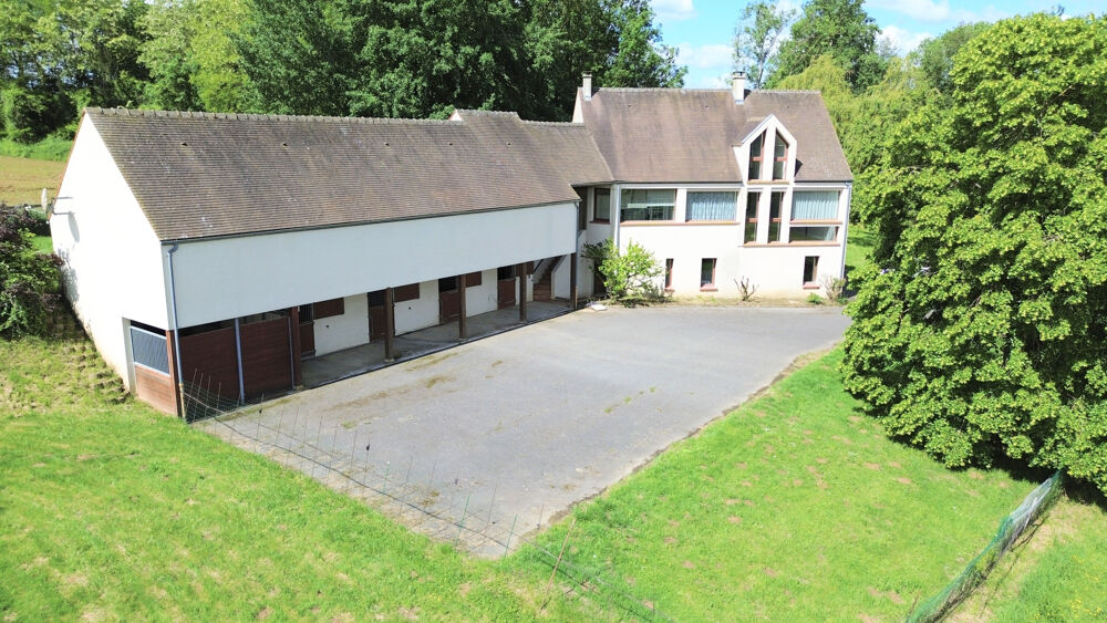 Propriété avec plus de 9 hectares de terrain.
