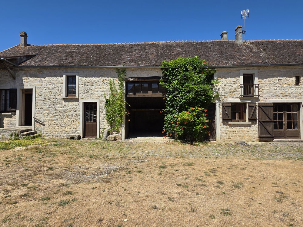 Maison à rénover 102 + combles 55 m2 + 60 m2 de grange + dépendance de 25 m2 avec combles.