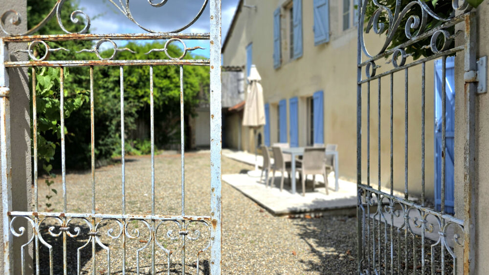 MAISON T4 - 145M2 EN COEUR DE VILLAGE AVEC COUR DE 145M2 / PROCHE MEZIN
