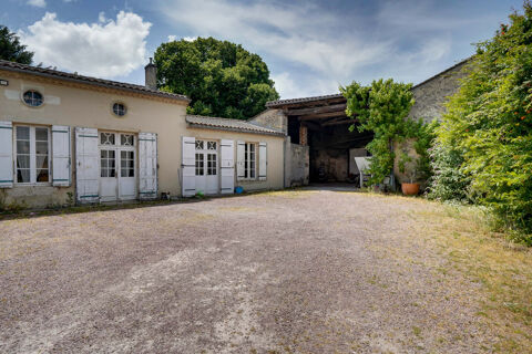   Ensemble immobilier  rnover et rhabiliter avec dpendances, chais et cuvier sur parcelle de 3875m2 Maison - 6 pice(s) - 185 m