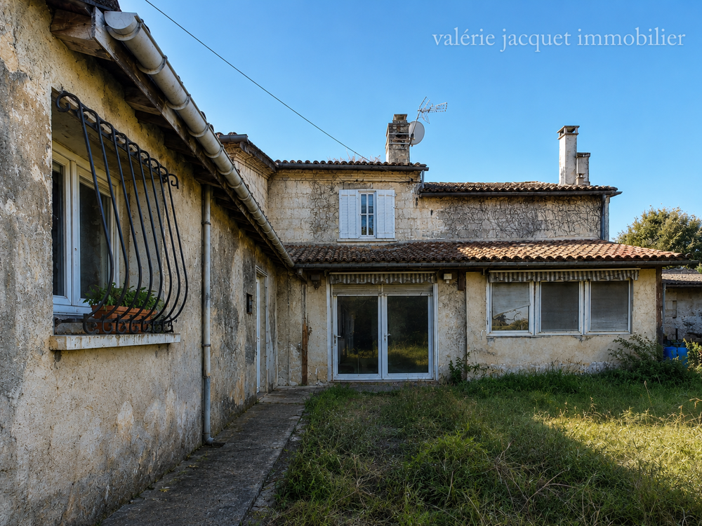 LUSSAC Ensemble immobilier à rénover avec deux granges et fort potentiel d'évolution