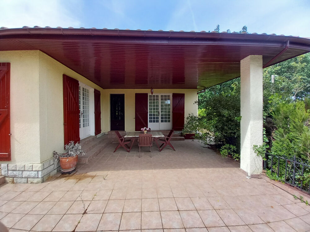 Maison avec terrasse couverte et 3 garages sur 3653m2 de terrain à Urcuit.