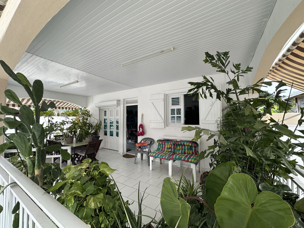 Vente Maison Exclusivite ZEOPIE Immobilier : villa 3 chambres à rafraichir avec jardin de 1000 m2. Sainte anne