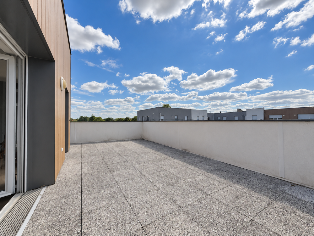 APPARTEMENT 4 PIÈCES AU DERNIER ÉTAGE GRANDE TERRASSE 3 CHAMBRES 2 PARKINGS