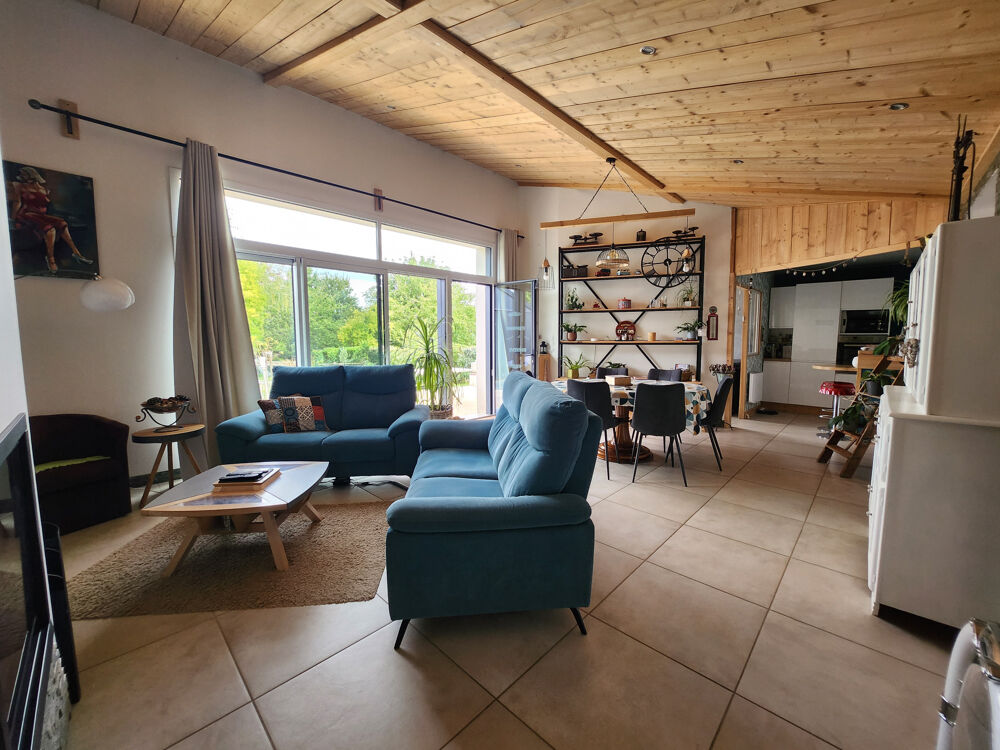 Maison avec 3 chambres dont une parentale, grande dépendance de 89m2 et spa intérieur.