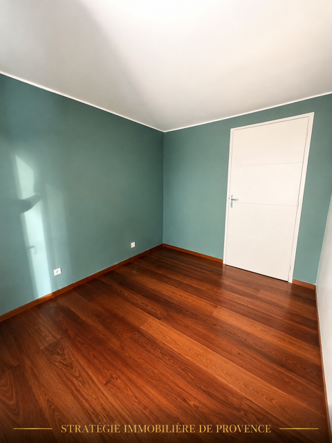   À VENDRE  EN EXCLUSIVITÉ LOCAL COMMERCIAL EXCEPTIONNEL DE 33 m2 PLUS 16 M2 DE CAVE VOUTÉE EN PLEIN CŒUR HISTOR 