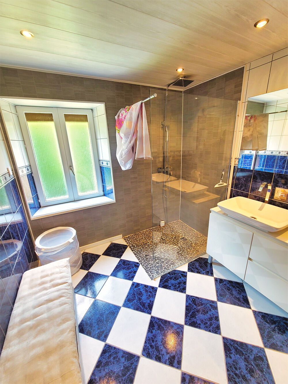 Vente Maison Ventron, Vosges. Grande maison mitoyenne de 4 chambres, 3 SDB, terrasse en pilotis avec vue sur rivi�re et mon Ventron