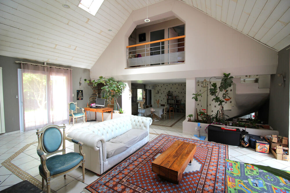 Maison de 224 m2 avec beau potentiel Terrain de 1 334 m2