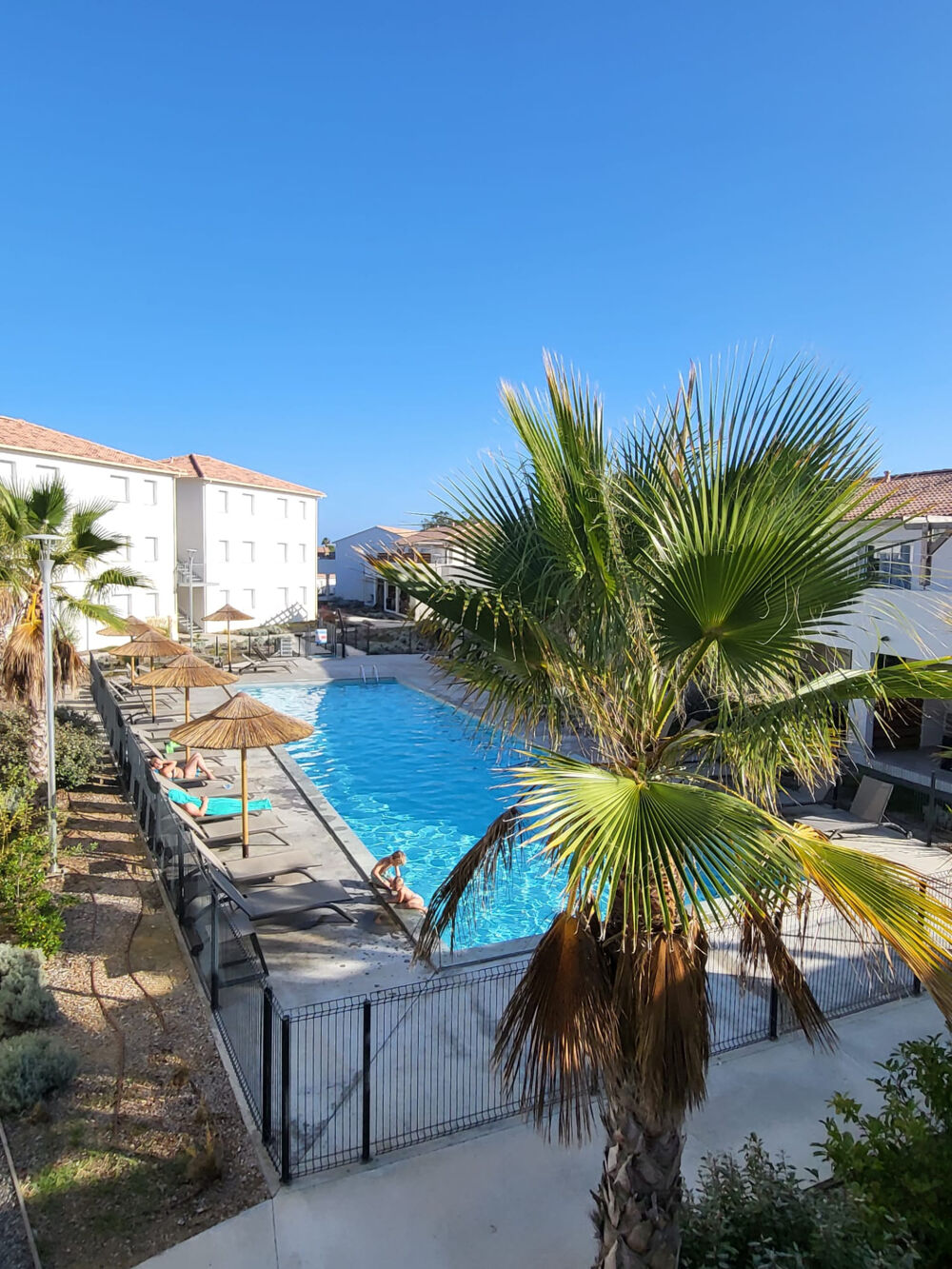 STUDIO avec Terrasse dans résidence bord de mer