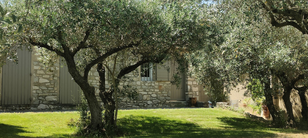 Vente Maison Au cœur d'Eygalières, superbe propriété en pierre avec dépendances et piscine Eygalieres