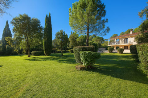   VILLA BRIGNOLES - 204 m2 Habitables - 5000 m2 terrain - Piscine - Garage Maison - 8 pi�ce(s) - 204 m�