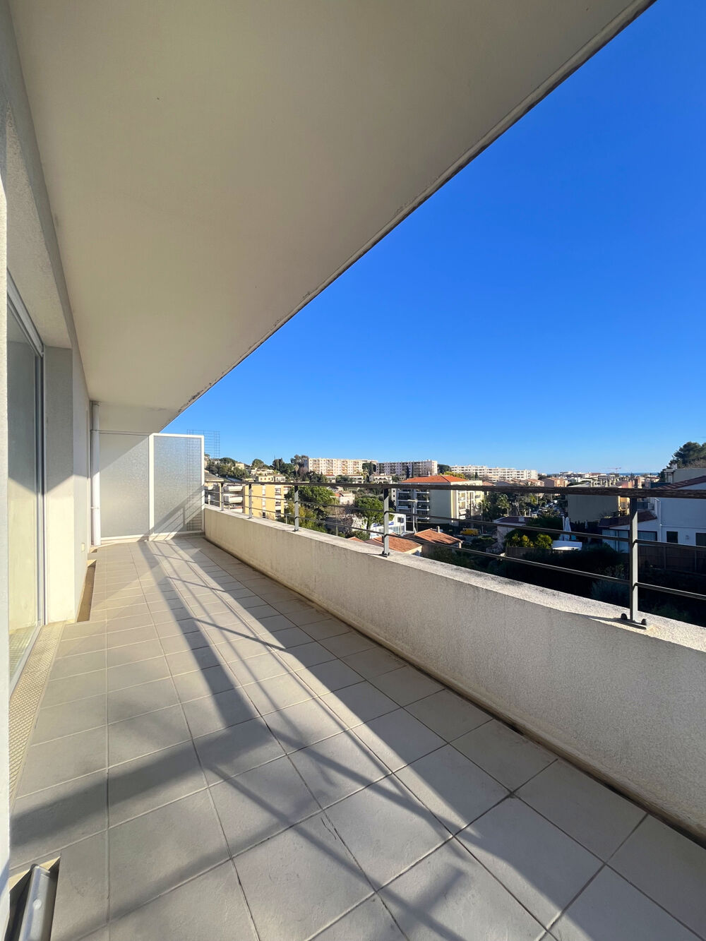 APPARTEMENT AVEC GARAGE PARKING ET VUE MER