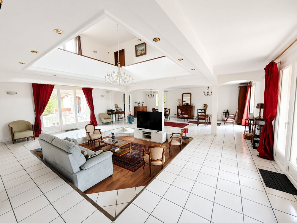 Vente Maison ORLÉAT  Maison T5 de 232 m2 avec piscine dans un cadre de verdure Orleat