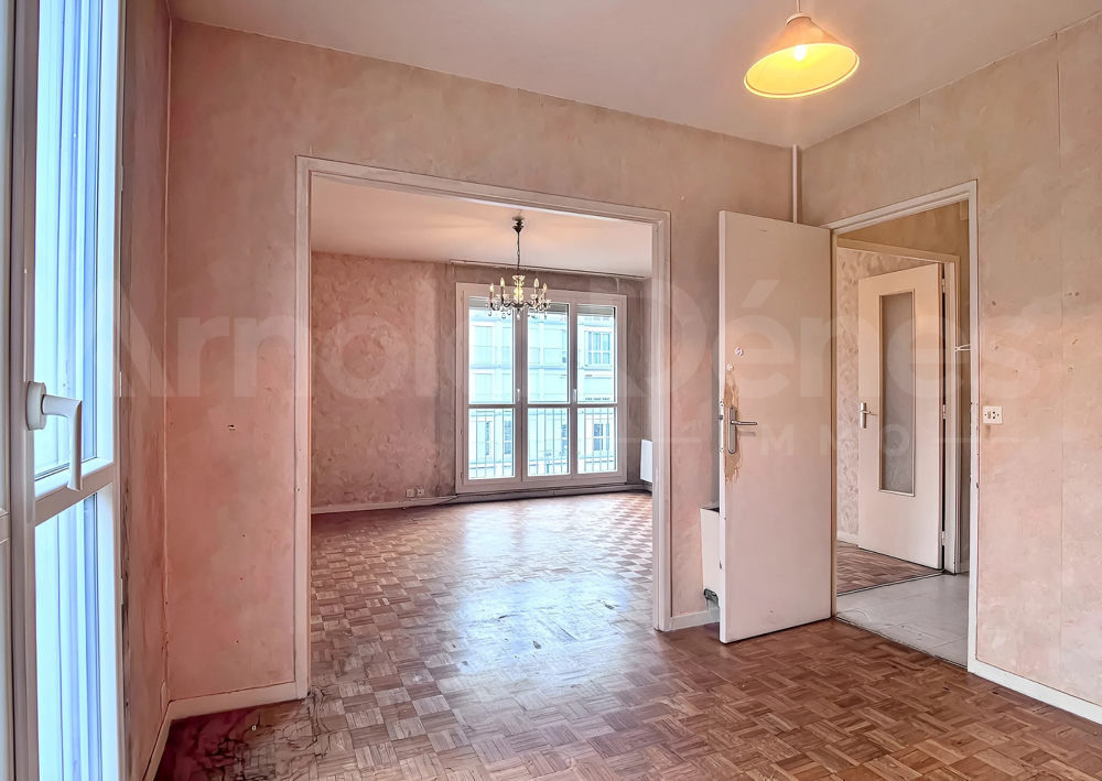 Vente Appartement Rennes   Sainte-Thérèse / Le Blosne : appartement à rénover, beau potentiel pour habiter ou investir Rennes