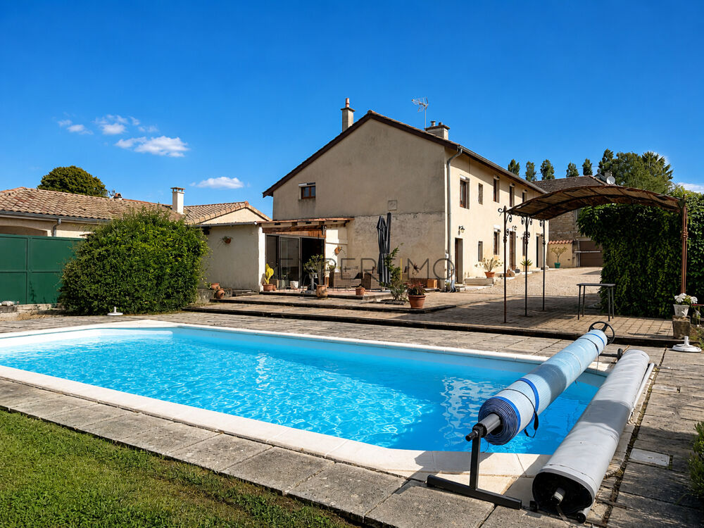 Viré Entre Mâcon et Tournus, une maison familiale avec piscine où il fait bon vivre
