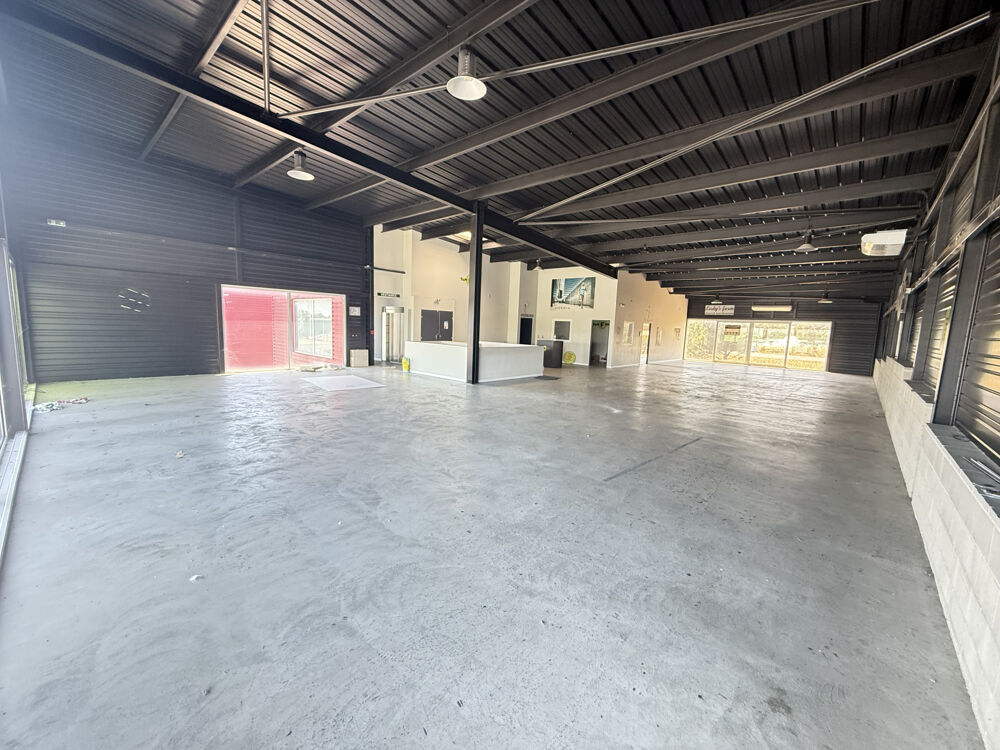   Murs Commerciaux de 500m2 avec 13 places de Parkings 