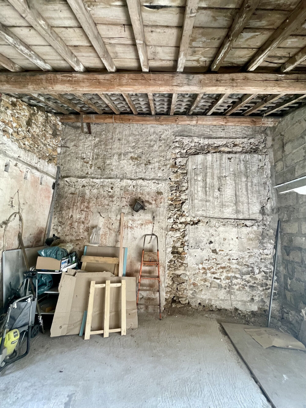 GRANGE A RENOVER SUR LES HAUTEUR DE CRECY LA CHAPELLE