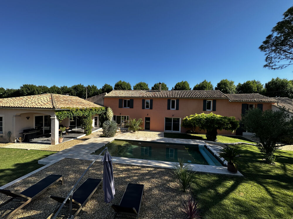 Mas ancien rénové sur Orange Sud, 310m2 habitables + dépendances, 5 chambres, terrain de 2000m2 et piscine 9 x
