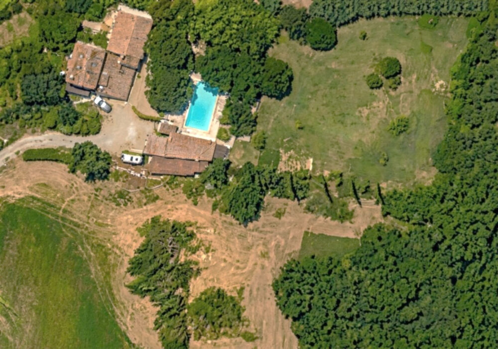 Jolie maison de 283 m2 surface totale avec gite, piscine chauffée et pool-house 41 m2 sur 4.387 m2 de terrain