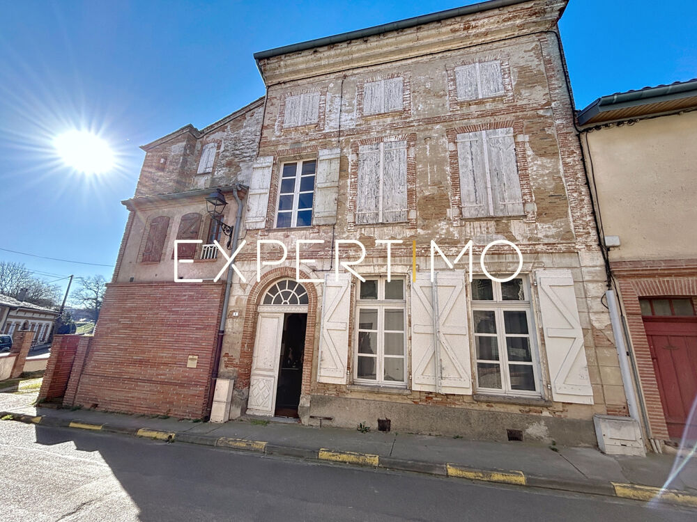 Ayguesvives, plein centre, maison de village hors du commun (ancienne partie d'un hôtel particulier).