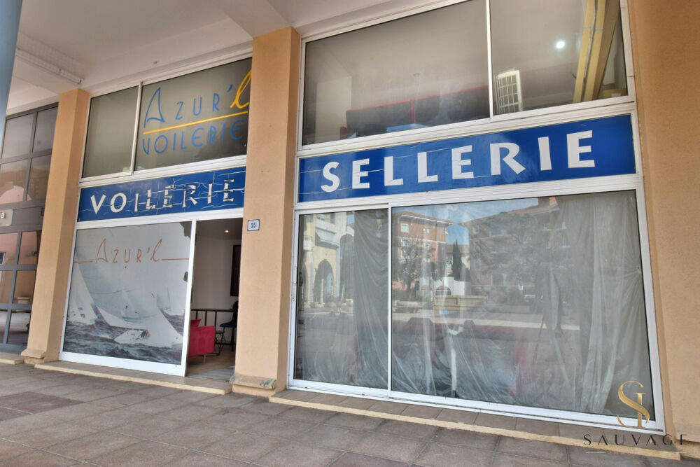   Local commercial 94 m2 avec étage   Bureaux aménagés et façade vitrée 