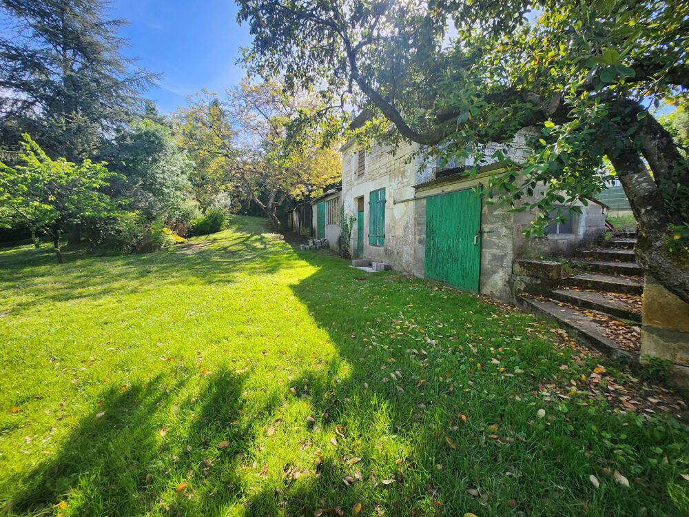 Maison de 1968 avec grand terrain et diverses dépendances