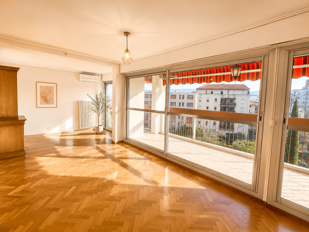 Appartement de standing Etage élevé Traversant Balcon Sud