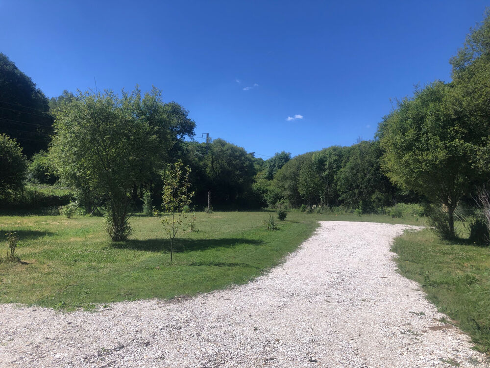 Maison avec dépendances et 10 000 m2 de terrain agricole.
