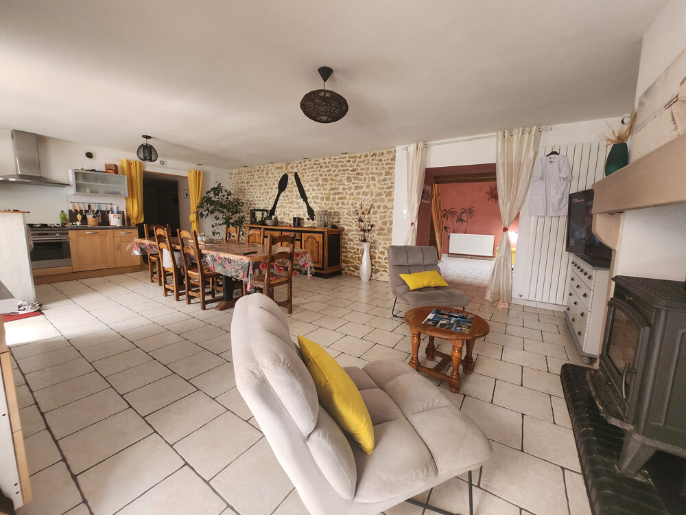 Vente Maison Maison en pierre 6 chambres et grand garage, piscine et terrain clos. Saint-jean-d'hermine