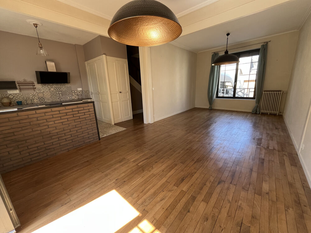 ref 108005 THOUARS centre ville . Magnifique maison de caractère de 125 m2 quatre chambres.
