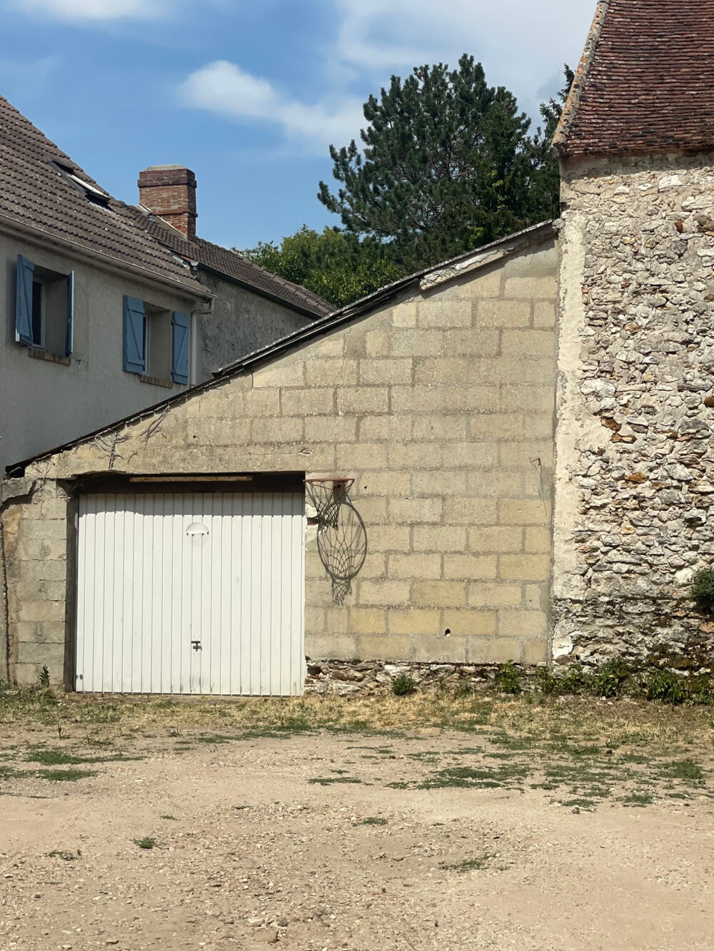 GRANGE A RENOVER SUR LES HAUTEUR DE CRECY LA CHAPELLE