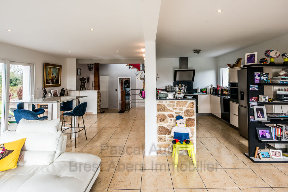 Pascal Autret BREST ABERS IMMOBILIER vous présente cette maison contemporaire de 204m2 située en Centre Ville