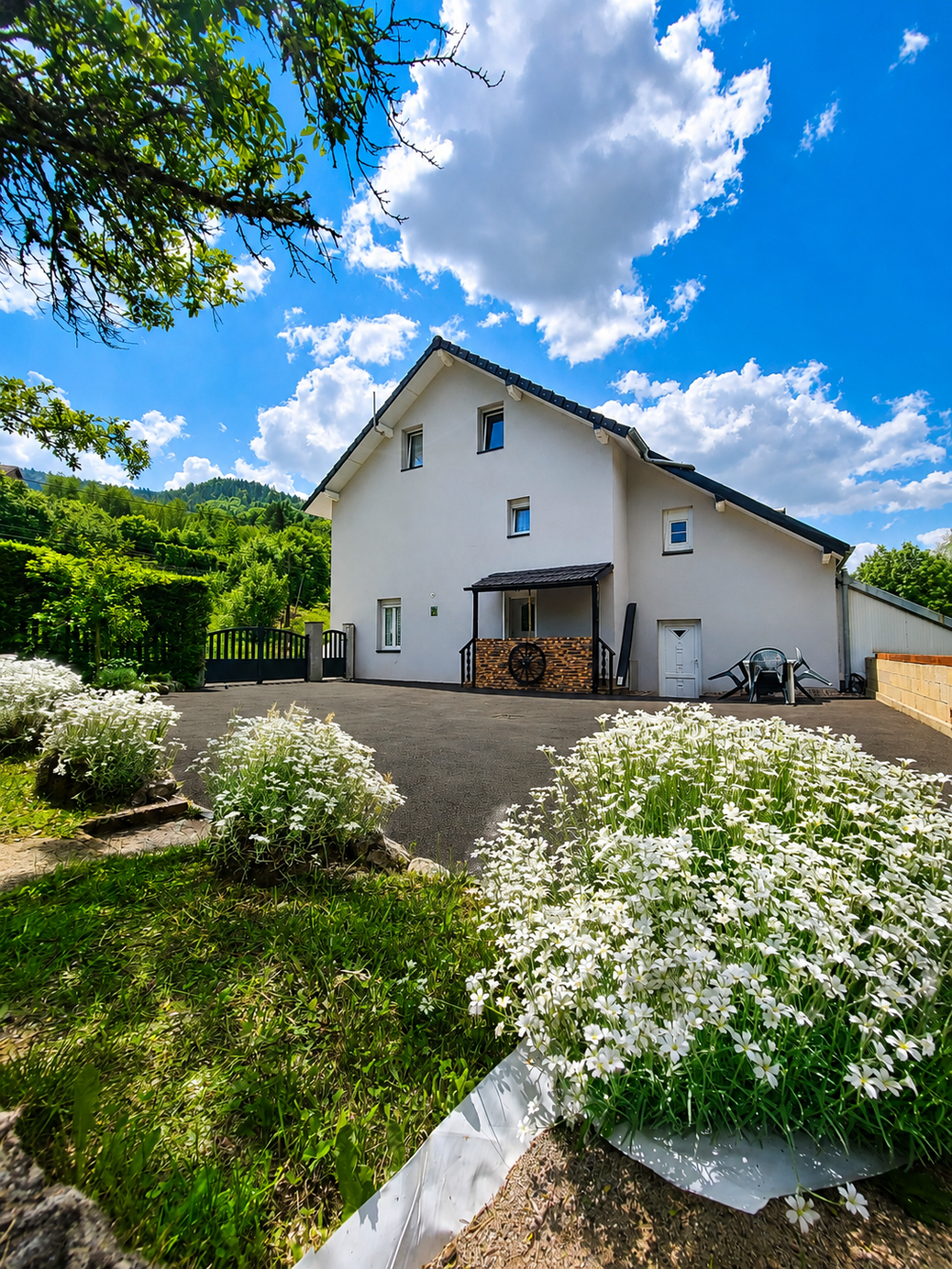 Ventron, Vosges  maison familiale de 4 chambres, combles aménagés, terrain avec vue montagne.