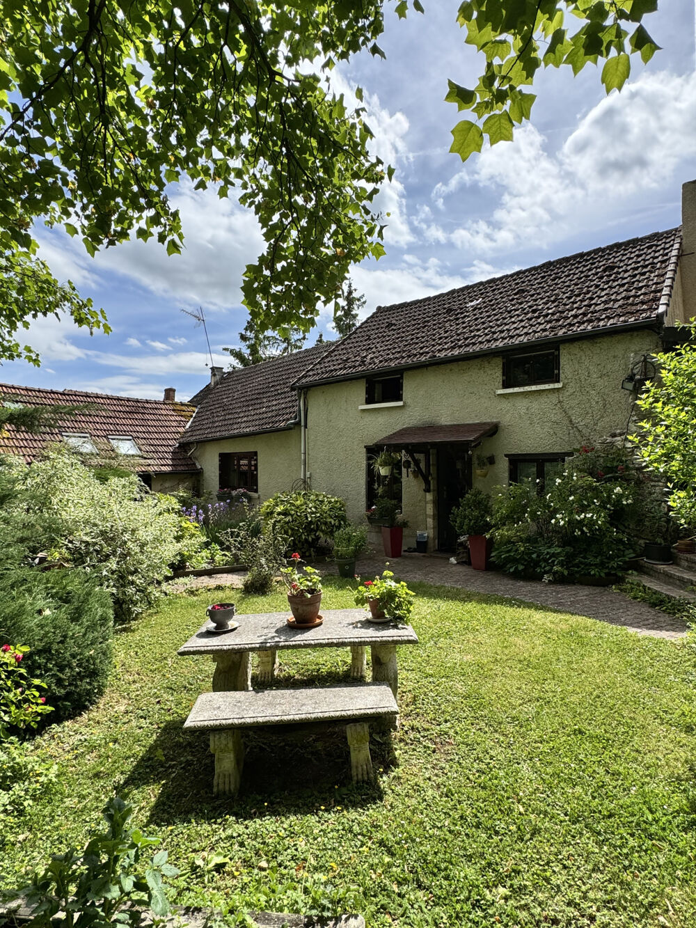 GRANDE MAISON AVEC PISCINE ET GRAND TERRAIN