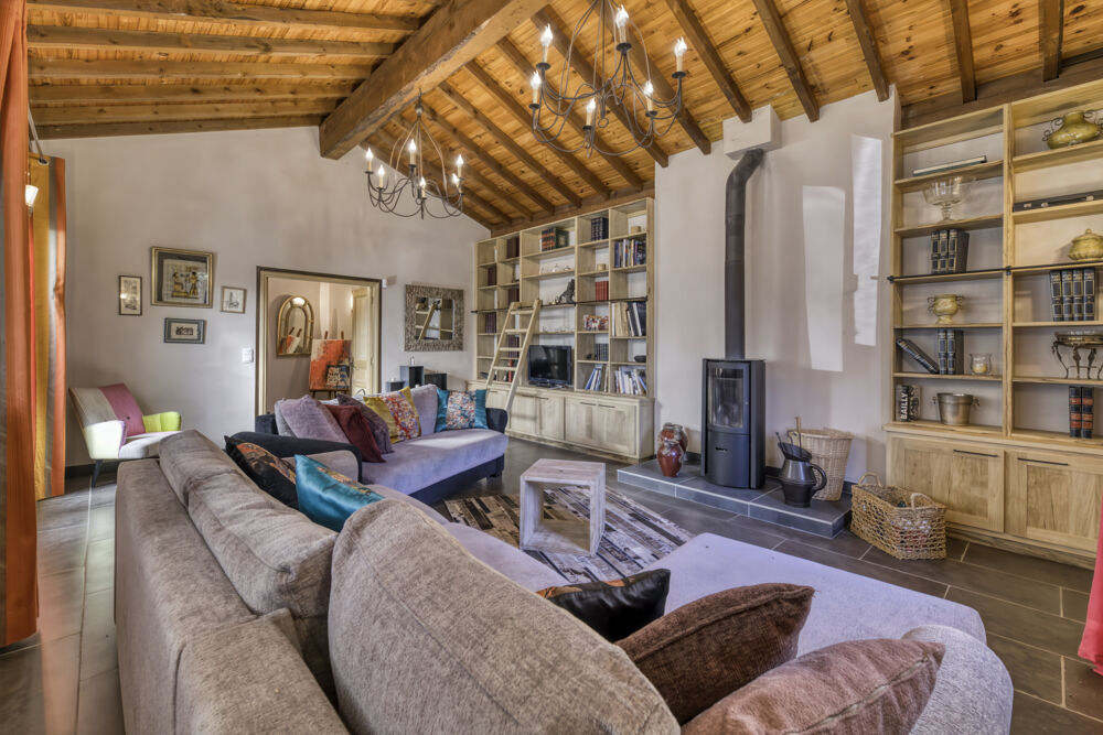 Maison en pierre, piscine et dépendance à Roquebillière