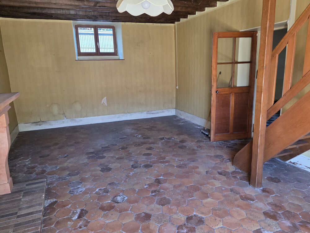 Maison à rénover 102 + combles 55 m2 + 60 m2 de grange + dépendance de 25 m2 avec combles.