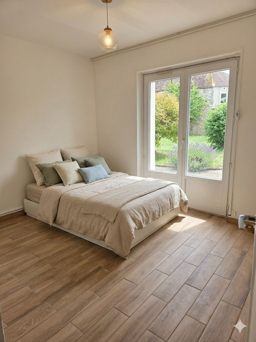 108 m2 de plain pied au centre de Milly-La-Forêt avec jardin de 300 m2, 3 chambres, 2 bureaux et dépendance