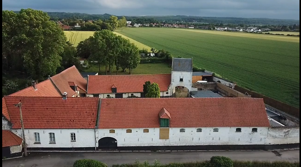 CORPS DE FERME AU CARRE AVEC 2 SPAS ET UN APPARTEMENT DE TYPE 2