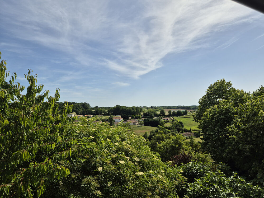 Dordogne - Biras - Maison avec deux logements - Total 277 m2 - 7 chambres - terrain clos - piscine - vue campa