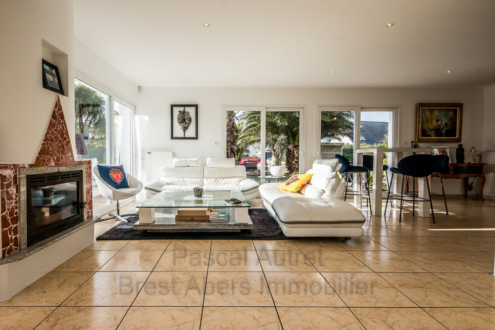 Pascal Autret BREST ABERS IMMOBILIER vous présente cette maison contemporaire de 204m2 située en Centre Ville
