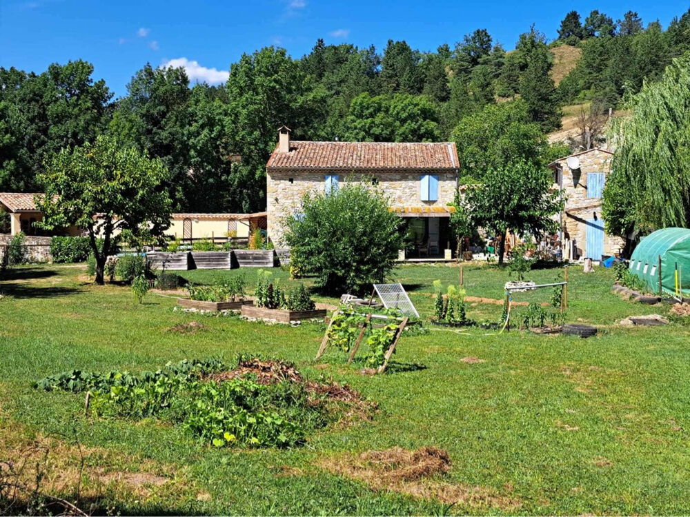 Vente Proprit/Chteau Drme Provenale entre Dieulefit et Saou, proche d'un hameau,  5mn d'un bourg, proprit 225 m2 habitable. Bourdeaux