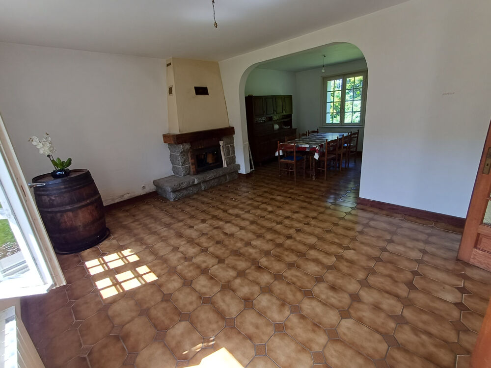 Plougasnou, proximité bourg, maison 4 chambres, bureau, sous sol total, sur 2500 m2 de terrain.