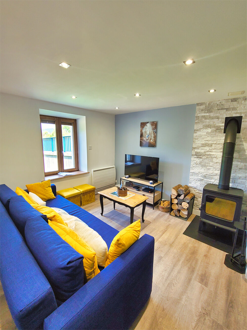 Vente Maison Ventron, Vosges. Grande maison mitoyenne de 4 chambres, 3 SDB, terrasse en pilotis avec vue sur rivi�re et mon Ventron