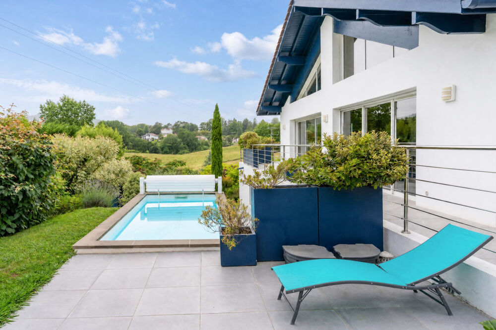 Vente Maison Propriété familiale de 295 m2 avec piscine, vue Rhune et parc paysager de 3 000 m2 Urrugne
