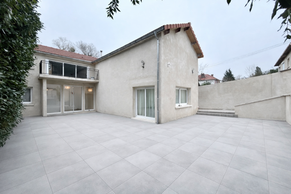 BREUILLET - MAISON FAMILIALE RÉNOVÉE DE TYPE F7 - 214 m2 HABITABLES - HAUT STANDING - JARDIN 1 100 m2 - EXCELL