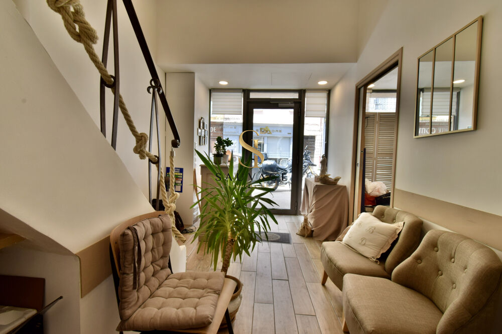 Immeuble de rapport en plein coeur de Fréjus Local commercial et appartement entièrement rénovés