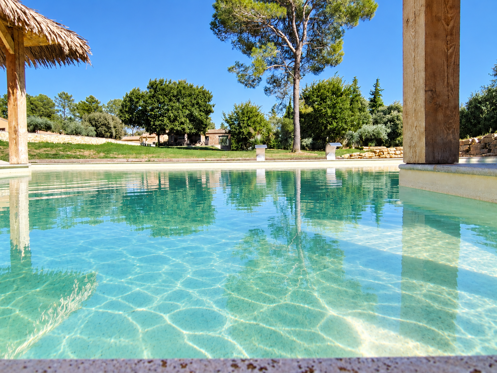 SPLENDIDE PROPRIETE D'ARCHITECTE SUR 10 000m2 AVEC PISCINE ET JARDIN EXOTIQUE
