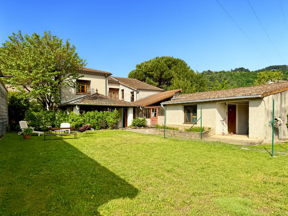 Belle Maison des Années 50 avec 2 grands Logements Terrain Plat Arboré 1 800 m2