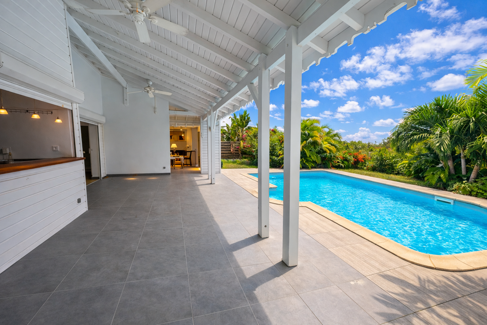 Vente Maison Villa 4 chambres de 135m2 environ sur un terrain de 1100 m2 avec piscine. St francois