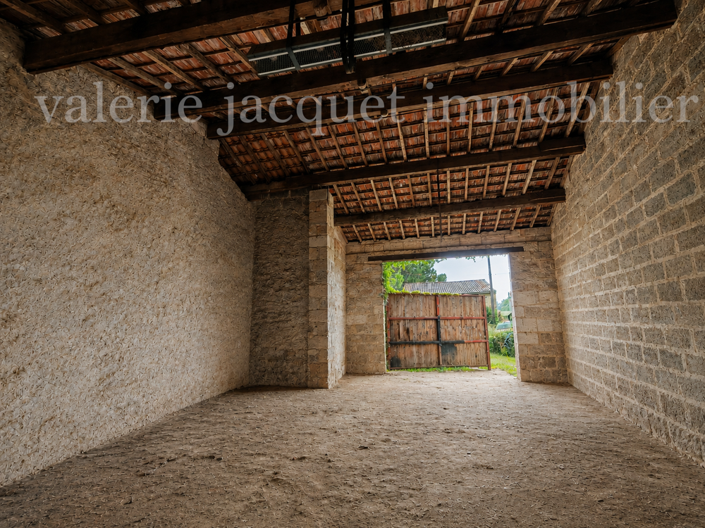 LUSSAC Ensemble immobilier à rénover avec deux granges et fort potentiel d'évolution